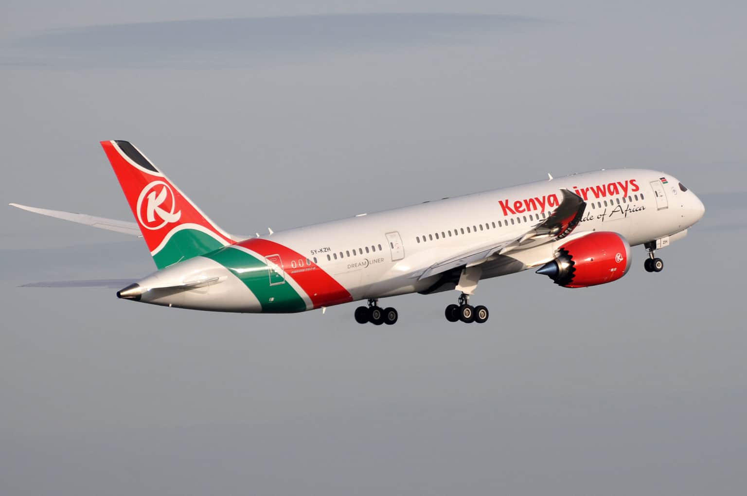 Un avion Kenya Airways en montée