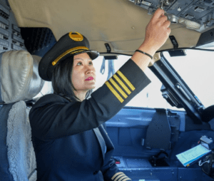 Du Poste d'Hôtesse de l'Air (PNC) au Siège de Commandant de Bord : L’Histoire Inspirante de Ming Ai Hii-Boughton