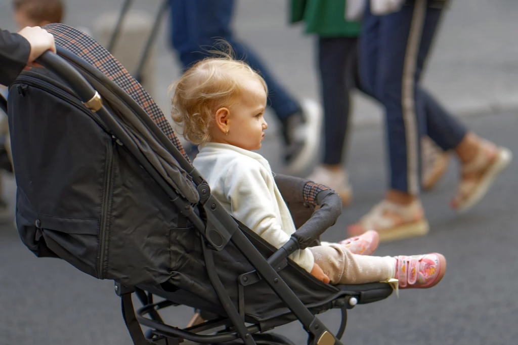 Voyager avec un bébé en avion : les formalités et conseils essentiels