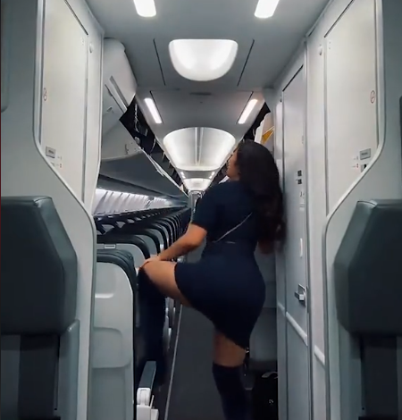 Une hôtesse de l’air licenciée par Alaska Airlines après un twerk viral dans un avion