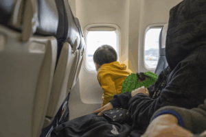 Casque anti-pression bébé en avion : bien choisir