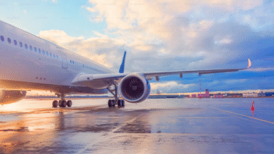 Classement : Top 20 des Aéroports d'Afrique de l'Ouest (Analyse et Perspective) Le transport aérien est un catalyseur essentiel pour l'intégration régionale et le dynamisme économique en Afrique de l'Ouest. La vitalité des échanges commerciaux, la croissance du tourisme et la mobilité de la diaspora dépendent directement de la qualité de ses infrastructures aéroportuaires. Établir un top 20 des aéroports d'Afrique de l'Ouest est un exercice complexe. Il ne s'agit pas uniquement de mesurer la taille des pistes ou la hauteur des terminaux. L'évaluation doit embrasser le volume de trafic, l'efficacité opérationnelle et la qualité de l'expérience offerte aux passagers. Ce classement analyse les aéroports qui se distinguent le plus, qu'ils soient d'immenses hubs internationaux ou des portes d'entrée spécialisées, en se basant sur une combinaison de l'activité commerciale et de leur importance stratégique régionale. Les Critères de Classement Le classement des aéroports d'Afrique de l'Ouest repose sur des facteurs quantifiables et qualitatifs. Ces critères permettent de comparer objectivement les infrastructures entre elles, malgré la diversité des modèles économiques des pays concernés. A. Le Trafic Annuel de Passagers : Le Volume Déterminant Le nombre de passagers qui transitent par une plate-forme aérienne est l'indicateur le plus fiable de son poids économique. Les aéroports gérant plusieurs millions de passagers par an sont considérés comme des hubs majeurs. Ce volume de trafic reflète la demande du marché, qu'elle soit domestique, régionale ou intercontinentale. C'est le critère de base qui structure le haut de ce top 20. B. La Connectivité et le Fret : Liens Économiques Un aéroport de premier plan se mesure à sa capacité à relier la région au reste du monde. La diversité des destinations internationales desservies et la fréquence des vols sont cruciales. De plus, le volume de fret traité est un baromètre de l'activité commerciale et industrielle. Les plates-formes les plus performantes agissent comme de véritables plaques tournantes pour l'importation et l'exportation. C. La Qualité de l'Expérience Passager L'efficacité d'un aéroport se juge à la rapidité des contrôles de sécurité, à la clarté de la signalétique et à la modernité des équipements (tapis roulants, zones d'attente, Wi-Fi). La qualité de l'expérience est de plus en plus prise en compte par les voyageurs. Les certifications et les améliorations récentes des infrastructures, comme celles visibles au Sénégal ou en Côte d'Ivoire, sont des atouts majeurs dans ce classement. D. L'Importance Économique et le Rôle de Hub Certains aéroports sont vitaux non pas pour leur volume absolu, mais pour leur position stratégique. Ils servent de base à des compagnies régionales (hub), facilitant les correspondances sans passer par l'Europe ou le Moyen-Orient. Ce rôle d'interconnexion régionale est fondamental pour l'avenir de l'aviation en Afrique de l'Ouest. Le Top 5 : Les Géants et Hubs Incontournables Ces cinq aéroports dominent la région en termes d'activité, de visibilité internationale et d'investissements récents. 1. Nigeria (Lagos - Murtala Muhammed International Airport - LOS) Lagos est le leader incontesté du trafic aérien de la région. Porté par la plus grande population d'Afrique et une diaspora dynamique, l'aéroport LOS gère le plus gros volume de passagers et de fret. Le marché aérien domestique y est colossal. Néanmoins, l'aéroport fait face à d'importants défis de qualité des infrastructures, souvent jugées vieillissantes, malgré une activité économique inégalée. 2. Sénégal (Dakar - Aéroport International Blaise Diagne - DSS) L'Aéroport International Blaise Diagne (AIBD) a marqué une rupture en Afrique de l'Ouest. Son lancement récent en a fait l'un des plus modernes et fonctionnels du continent. DSS est le hub principal d'Air Sénégal et se positionne stratégiquement comme un point de transit de référence entre l'Europe, l'Amérique et la région. L'accent mis sur la qualité de service lui confère une excellente réputation. 3. Ghana (Accra - Kotoka International Airport - ACC) Accra est un pivot central pour la connectivité internationale, avec une forte présence de compagnies aériennes européennes et américaines. La croissance du trafic est stable et soutenue. L'aéroport est apprécié pour son efficacité opérationnelle. Il joue un rôle clé dans les échanges commerciaux, en particulier avec l'Amérique du Nord, grâce à une politique d'ouverture bien établie. 4. Côte d'Ivoire (Abidjan - Félix-Houphouët-Boigny International Airport - ABJ) Abidjan est l'un des aéroports les plus dynamiques de la zone francophone. Il sert de hub majeur à Air Côte d'Ivoire, qui dessert de nombreuses destinations régionales. Les efforts de modernisation sont constants, avec l'extension des terminaux et des zones de fret. Le dynamisme économique ivoirien se reflète directement dans la croissance soutenue de son trafic aérien. 5. Cap-Vert (Praia - Nelson Mandela International Airport - RAI / Sal - Amilcar Cabral International Airport - SID) Le Cap-Vert est unique dans ce classement en raison de sa forte dépendance au tourisme. Les aéroports de Praia et de Sal sont vitaux pour l'économie nationale. Sal (SID) est le plus important pour les charters touristiques européens. Ensemble, ils constituent une porte d'entrée cruciale, avec une forte connectivité avec l'Europe. Le Cœur du Classement : Les Places 6 à 15 (Les Pôles Nationaux Clés) Ces aéroports sont les poumons de leurs économies nationales respectives. Ils garantissent la connexion régionale et la liaison avec les anciennes puissances coloniales. 6. Mali (Bamako - Modibo Keïta International Airport - BKO) Bamako est l'accès principal à l'hinterland sahélien. Malgré un contexte géopolitique parfois difficile, l'aéroport conserve un rôle vital pour les liaisons avec la France et la sous-région. Il est essentiel pour le transport de marchandises et l'aide humanitaire. 7. Burkina Faso (Ouagadougou - Ouagadougou Airport - OUA) L'aéroport d'Ouagadougou est un centre névralgique pour la liaison avec l'Europe. Il joue un rôle crucial dans le trafic de la diaspora burkinabè et le commerce de proximité, souvent par l'intermédiaire de compagnies régionales. 8. Togo (Lomé - Lomé-Tokoin Airport - LFW) Lomé est particulièrement important grâce à sa position de hub pour ASKY Airlines, une des principales compagnies régionales. Cette base permet de consolider et de redistribuer le trafic entre l'Afrique de l'Ouest et l'Afrique Centrale. 9. Guinée (Conakry - Ahmed Sékou Touré International Airport - CKY) Conakry affiche une croissance notable de son trafic, liée à l'exploitation minière et à une diaspora active. Des efforts de rénovation sont en cours pour améliorer la capacité et la fluidité des services passagers. 10. Niger (Niamey - Diori Hamani International Airport - NIM) L'aéroport de Niamey est une infrastructure vitale, compte tenu de son importance géopolitique dans la région du Sahel. Il assure le lien essentiel entre le pays, l'Europe et les autres capitales ouest-africaines. 11. Sierra Leone (Freetown - Lungi International Airport - FNA) Freetown est une porte d'entrée cruciale pour le commerce international et pour la diaspora sierra-léonaise. Sa position géographique en fait un point stratégique, bien qu'il ait souvent été confronté à des défis logistiques liés à son accès. 12. Liberia (Monrovia - Roberts International Airport - ROB) Monrovia est une plate-forme historique de la région. L'aéroport Roberts continue de jouer un rôle essentiel dans la reconstruction économique du Libéria, reliant le pays à l'Europe et aux États-Unis. 13. Gambie (Banjul - Banjul International Airport - BJL) Banjul se distingue par un fort trafic charter, étant une destination touristique prisée des Européens. La majeure partie de son activité est saisonnière, axée sur les vols entrants en provenance du Royaume-Uni et de l'Allemagne. 14. Nigeria (Abuja - Nnamdi Azikiwe International Airport - ABV) Abuja, la capitale fédérale, gère un trafic très important, notamment domestique et gouvernemental. Bien qu'il soit moins orienté vers le fret que Lagos, son rôle est majeur pour les déplacements nationaux et les vols diplomatiques. 15. Bénin (Cotonou - Cardinal Bernardin Gantin International Airport - COO) L'aéroport de Cotonou est une plate-forme de transit de plus en plus utilisée. Son rôle est renforcé par sa proximité avec le Nigeria et par les efforts du gouvernement béninois pour moderniser ses infrastructures. La Fin du Classement : Les 16 à 20 (Les Aéroports en Croissance et Spécialisés) Ces aéroports sont soit des pôles émergents, soit des plates-formes spécialisées dont le rôle est essentiel dans la diversité du transport aérien ouest-africain. 16. Mauritanie (Nouakchott - Oumtounsy International Airport - NKC) L'aéroport de Nouakchott assure la liaison vitale entre l'Afrique de l'Ouest, le Maghreb et l'Europe. L'ouverture de cette nouvelle infrastructure a grandement amélioré la qualité des services dans le pays. 17. Ghana (Kumasi - Kumasi Airport - KMA) Kumasi est le second pôle domestique majeur du Ghana après Accra. Il est essentiel pour la connectivité interne et pour soutenir l'activité économique de l'intérieur du pays. 18. Sénégal (Cap Skirring - Cap Skirring Airport - CSK) Cet aéroport a une spécialisation claire : le tourisme. Il est la porte d'entrée de la région de la Casamance. Sa performance est directement liée à l'attractivité des resorts locaux. 19. Côte d'Ivoire (Yamoussoukro - Yamoussoukro Airport - ASK) Yamoussoukro, bien que capitale politique, est moins actif commercialement qu'Abidjan. Cependant, son infrastructure reste importante et stratégique pour le pays. 20. Nigeria (Port Harcourt - Port Harcourt International Airport - PHC) Port Harcourt est crucial pour le secteur pétrolier et industriel du Nigeria. Son trafic, bien que moins visible que celui de Lagos, est essentiel pour l'économie locale et régionale liée aux hydrocarbures. Conclusion : Les Tendances Futures et les Défis Le classement des top 20 des aéroports d'Afrique de l'Ouest révèle une région en pleine mutation. Les investissements récents au Sénégal et en Côte d'Ivoire confirment une tendance à la modernisation et à la professionnalisation des services. Les défis restent importants : la gestion de l'augmentation du trafic exige des extensions constantes des terminaux, et l'harmonisation des taxes et des procédures douanières entre les pays membres est nécessaire pour faciliter l'interconnexion régionale. Le rôle croissant des compagnies aériennes régionales, telles qu'ASKY et Air Côte d'Ivoire, est fondamental pour transformer ces aéroports en véritables hubs interconnectés. L'avenir de l'aviation ouest-africaine repose sur cette capacité à fluidifier les liaisons, faisant de ces plates-formes non seulement des portes d'entrée, mais des centres de convergence stratégiques. Souhaitez-vous une analyse détaillée des perspectives de croissance du trafic passagers dans les aéroports de Dakar, Accra et Abidjan pour la prochaine décennie ?